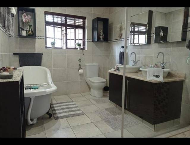 6 BEDROOM HOUSE FOR SALE IN MEER EN SEE